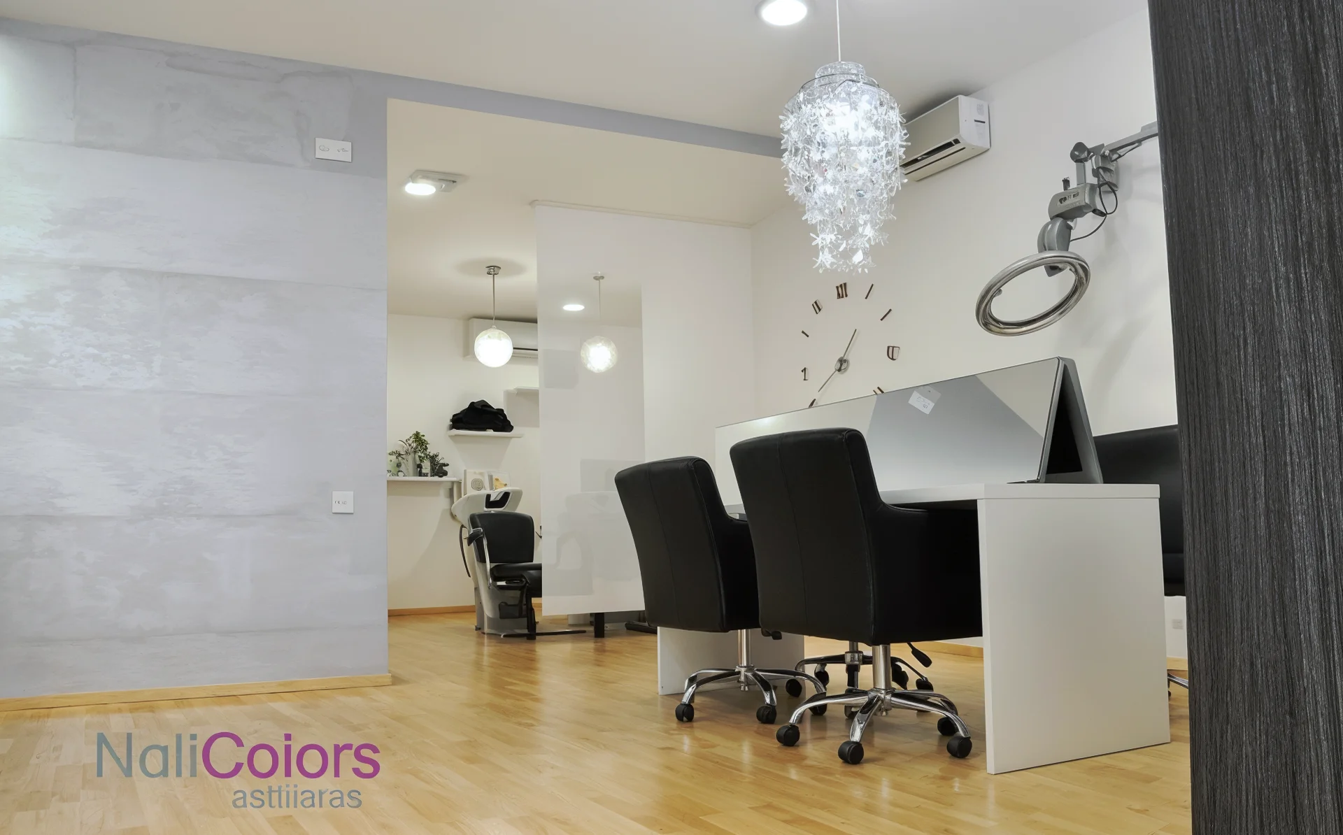 Arquitecto Carlos Ortega gestionando documentación de obra